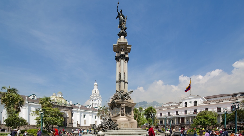 Plaza de la Independencia mostrando una plaza, una estatua o escultura y un monumento