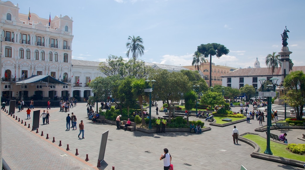 Plaza de la Independencia ofreciendo un parque o plaza y también un gran grupo de personas