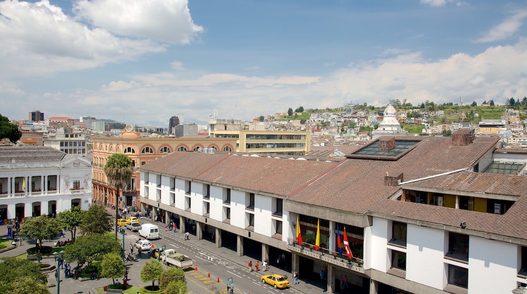 Plaza de la Independencia mostrando uma cidade