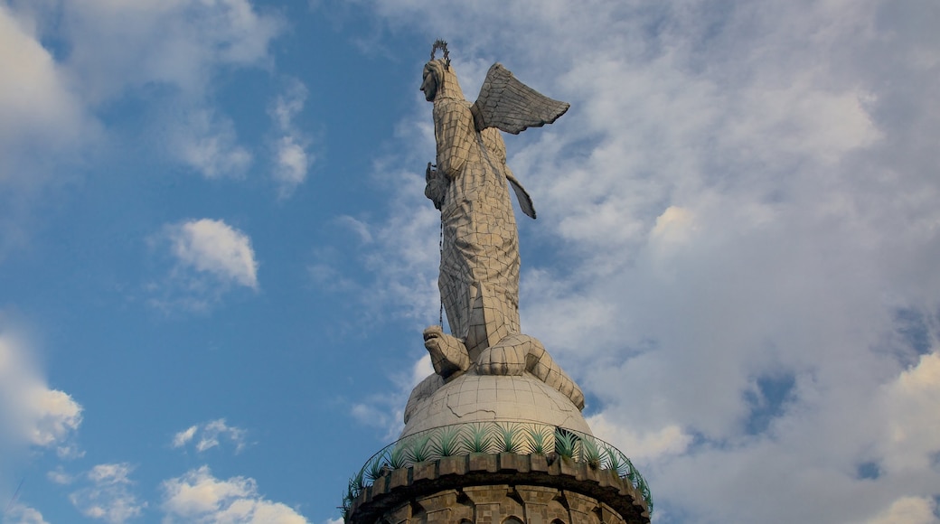 El Panecillo que incluye una estatua o escultura y un monumento