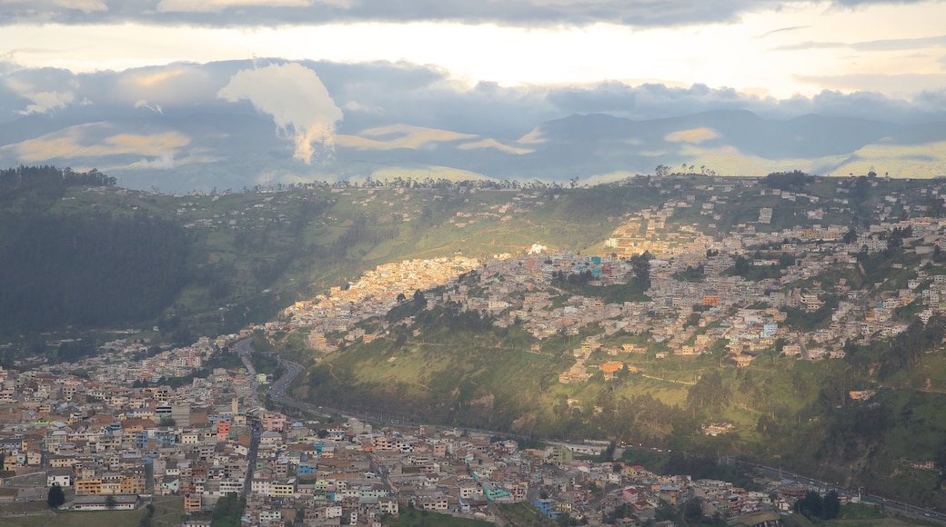 El Panecillo che include città