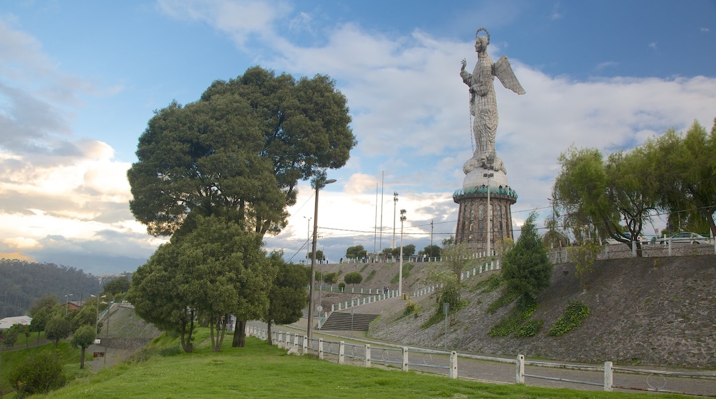 El Panecillo ofreciendo un jardín, un monumento y una estatua o escultura