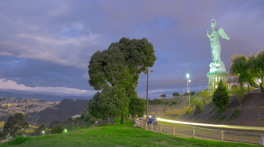 El Panecillo welches beinhaltet bei Nacht und Statue oder Skulptur