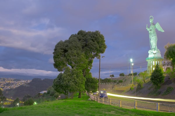 El Panecillo showing night scenes and a statue or sculpture