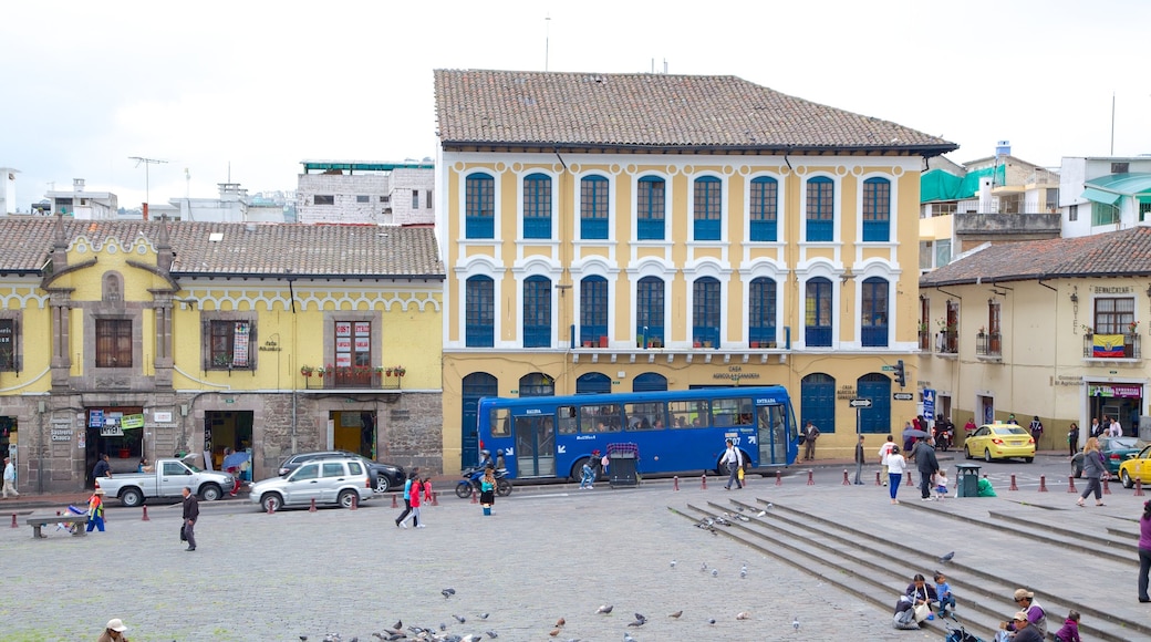 Iglesia de San Francisco ofreciendo un parque o plaza