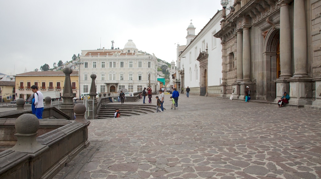 Iglesia de San Francisco ofreciendo escenas urbanas