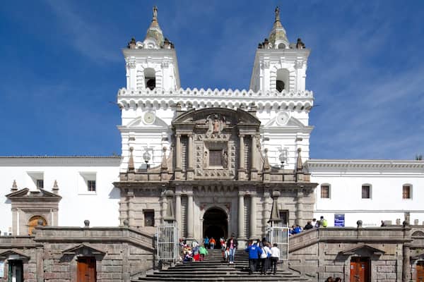 Eglise de San Francisco mettant en vedette scÚnes de rue et église ou cathédrale
