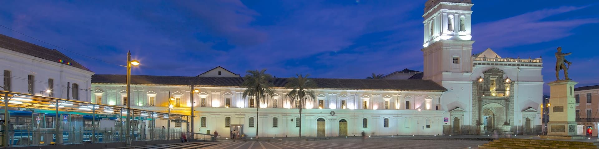 Eglise Santo Domingo qui includes scĂšnes de nuit et square ou place