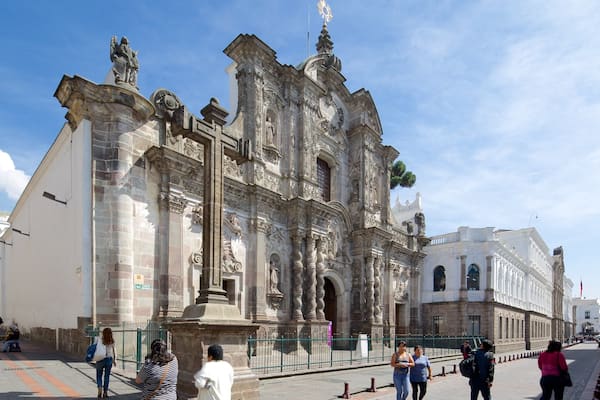 イエズス会教会 表示 ストリート シーン と 教会あるいは大聖堂 及び 大勢の人々