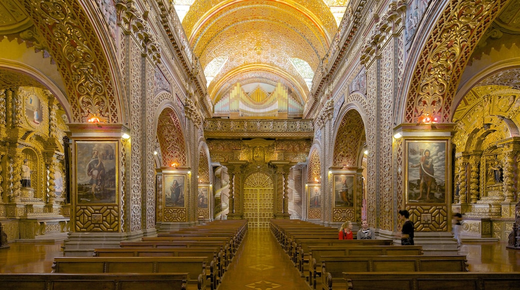 Quito qui includes église ou cathédrale, patrimoine historique et vues intérieures