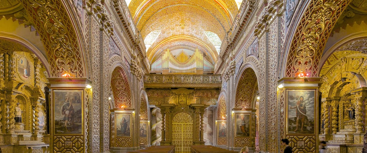 Quito que incluye una iglesia o catedral, vistas interiores y elementos del patrimonio