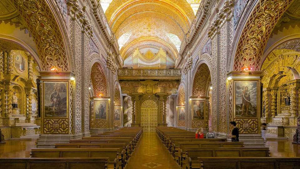 Quito mostrando vista interna, chiesa o cattedrale e oggetti d\'epoca