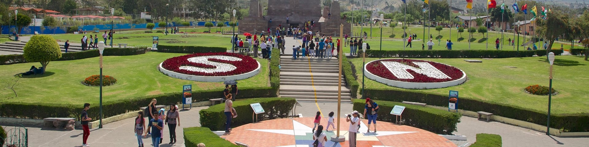 Mitad del Mundo-monumentet som viser en park, en plads eller et torv og et monument