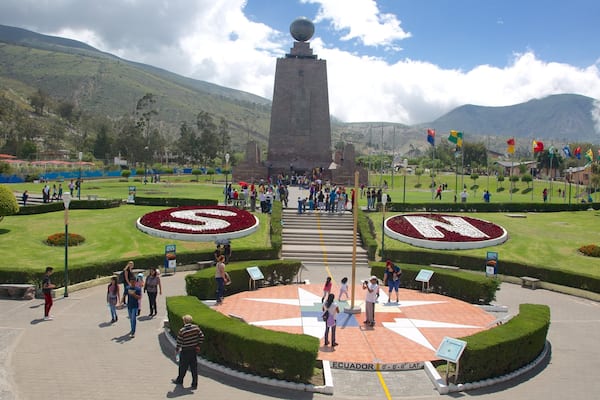 Mitad del Mundo-monumentet som viser en park, en plads eller et torv og et monument