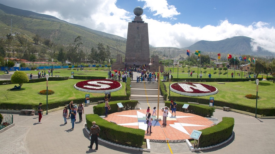 Mitad del Mundo-monument bevat een monument, een tuin en een plein