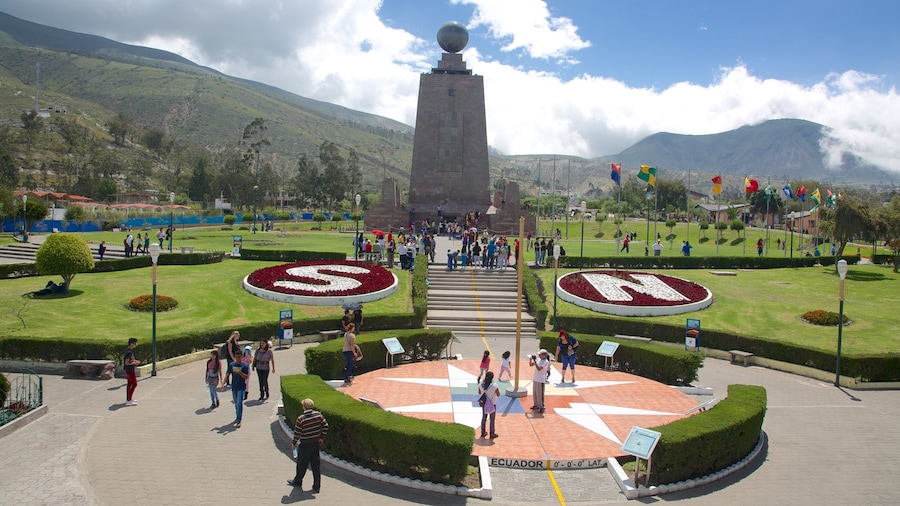 Monumento Mitad del Mundo che include giardino, piazza e monumento