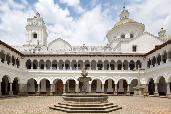 ラ マーセッド教会 フィーチャー 広場 と 教会あるいは大聖堂