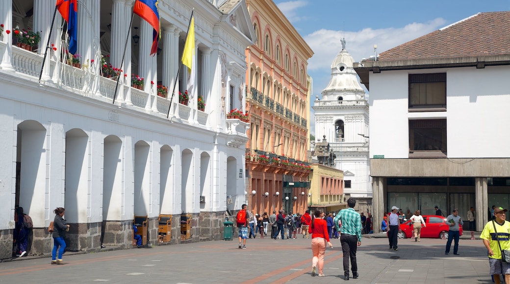 Palacio de Carondelet mostrando escenas urbanas y también un gran grupo de personas