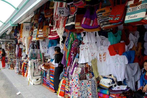 La Mariscal mettant en vedette scènes de rue, vues intérieures et marchés