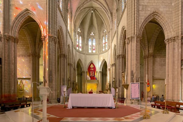 BasĂlica del Voto Nacional montrant Ă©glise ou cathĂ©drale, aspects religieux et vues intĂ©rieures