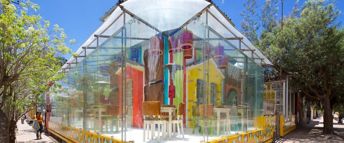 Foch Square which includes dining out, modern architecture and cafe scenes