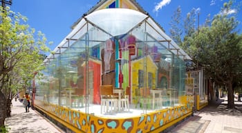 Foch Square showing dining out, street scenes and modern architecture