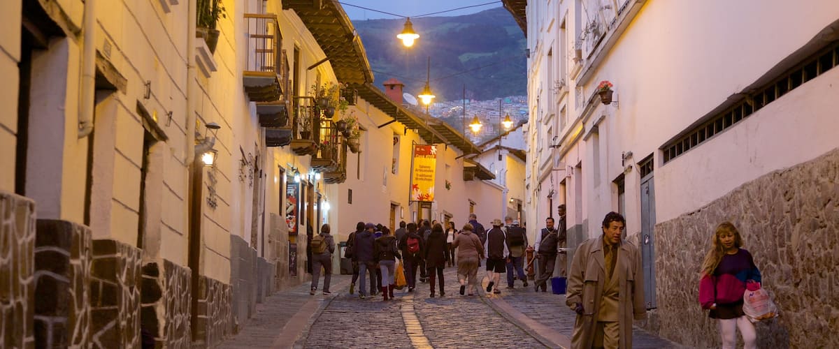 Calle La Ronda que incluye escenas urbanas y escenas nocturnas y también un gran grupo de personas
