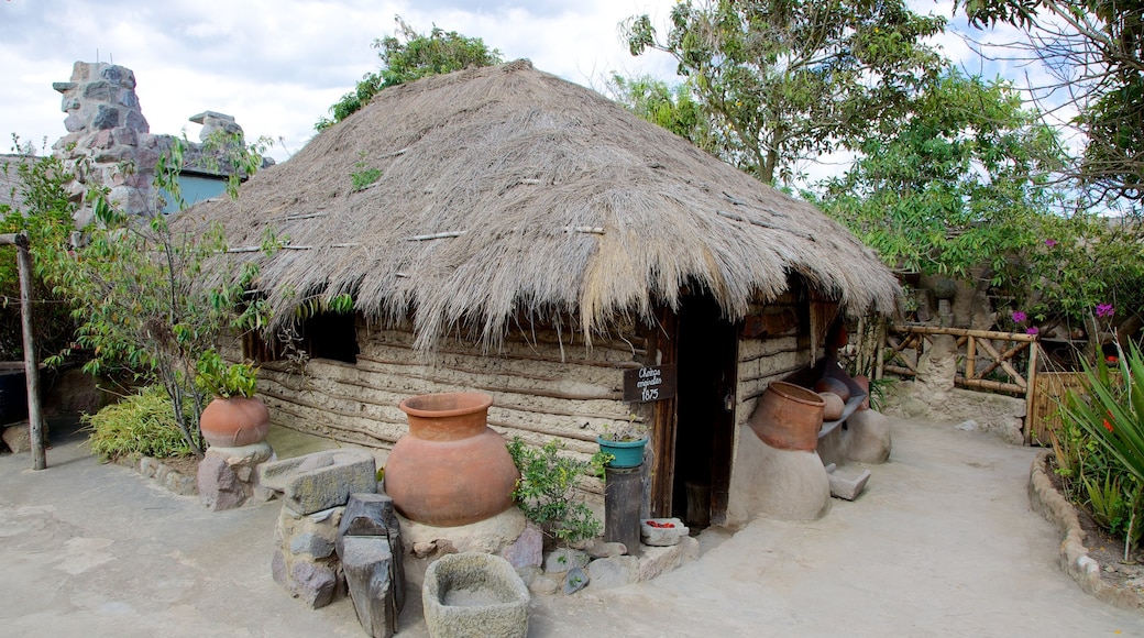 Intiñan-zonnemuseum inclusief een huis en een klein stadje of dorpje