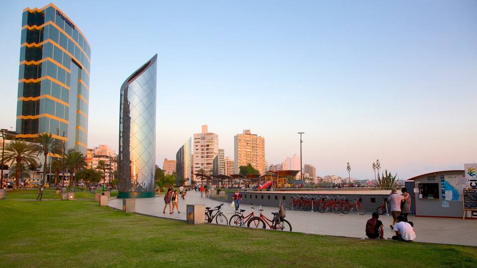 Lima caracterizando um arranha-céu e cenas de rua