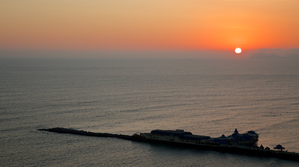 Lima ofreciendo una puesta de sol y vistas generales de la costa