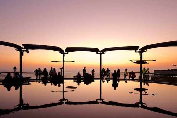 Lima mettant en vedette mare et coucher de soleil aussi bien que important groupe de personnes