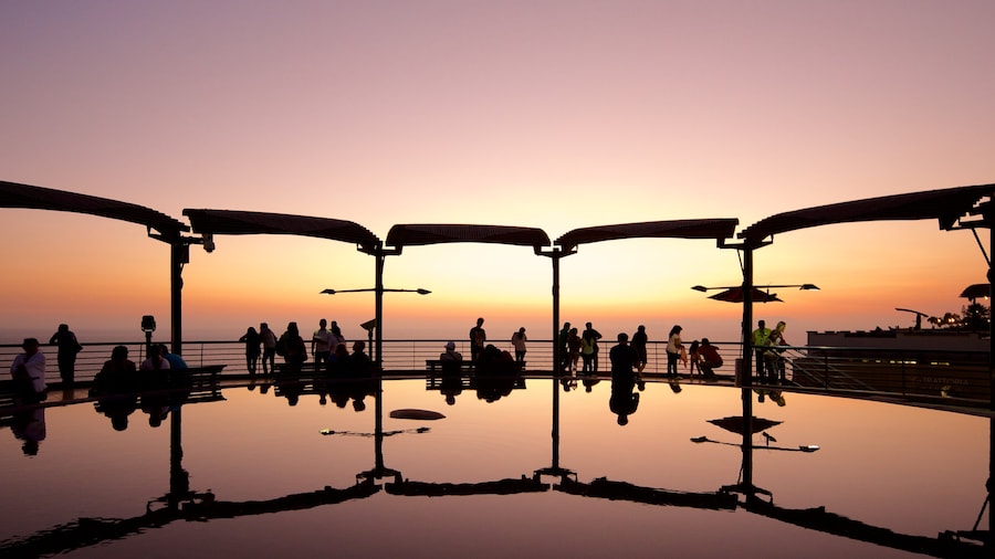 Lima mit einem Teich und Sonnenuntergang sowie große Menschengruppe
