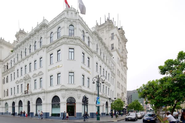 Plaza San Martin welches beinhaltet Straßenszenen