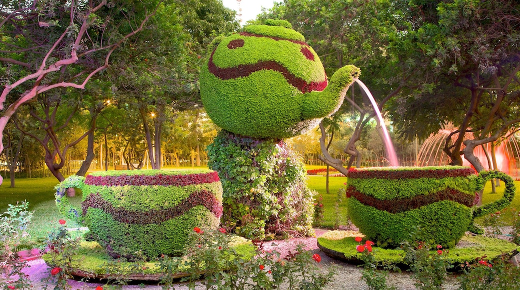 Parque de Exposiciones mostrando flores, arte al aire libre y un jardín