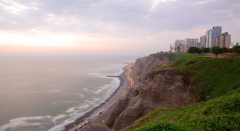 Miraflores qui includes vues littorales, panoramas et coucher de soleil