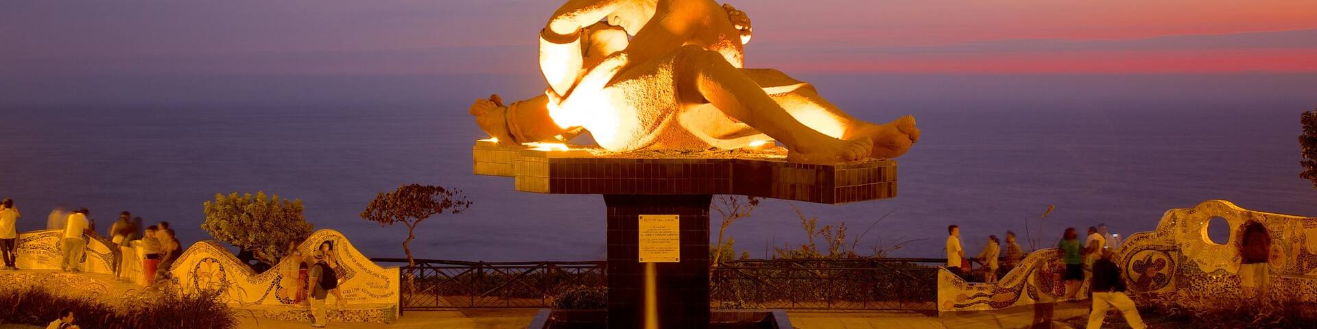 Parque del Amor que incluye una puesta de sol, escenas nocturnas y una estatua o escultura