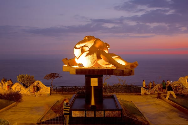 Parque del Amor caratteristiche di paesaggio notturno, tramonto e statua o scultura