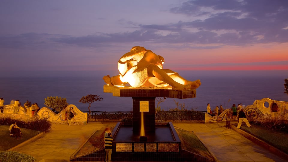 Parque del Amor og byder på natteliv, en solnedgang og en statue eller en skulptur