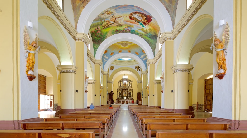 Cathédrale de Trujillo qui includes éléments religieux, vues intérieures et église ou cathédrale