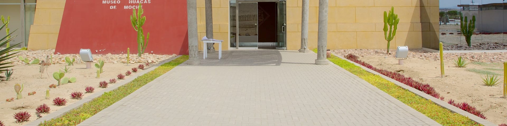 Huaca de la Luna montrant architecture moderne et scĂšnes de rue