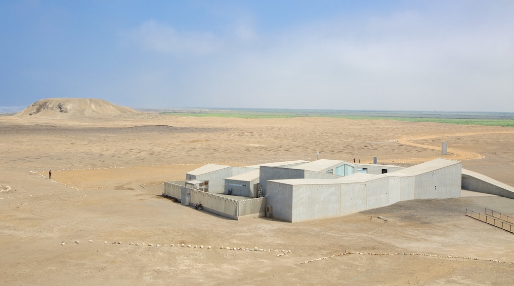 El Brujo que incluye vistas al desierto, vistas de paisajes y escenas tranquilas