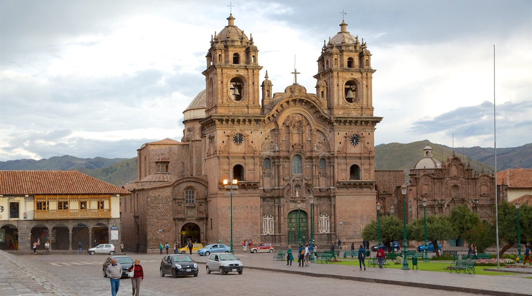 Plaza de Armas showing a church or cathedral, street scenes and religious elements