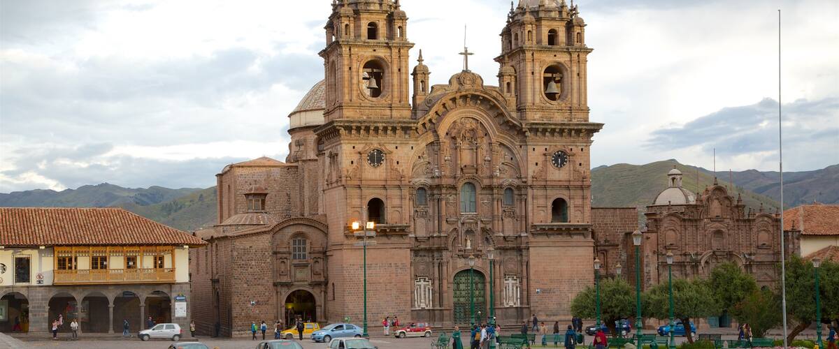 Plaza de Armas ofreciendo escenas urbanas, una iglesia o catedral y aspectos religiosos