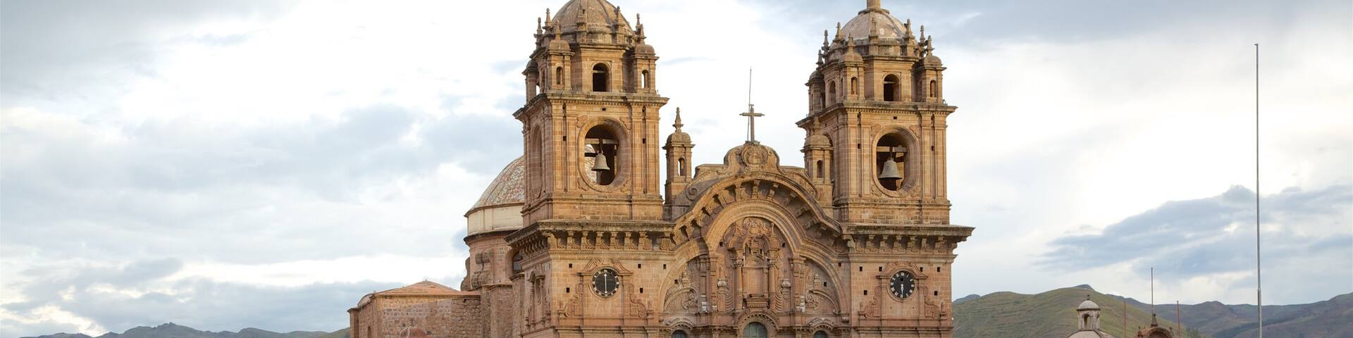 Plaza de Armas showing street scenes, religious aspects and a church or cathedral