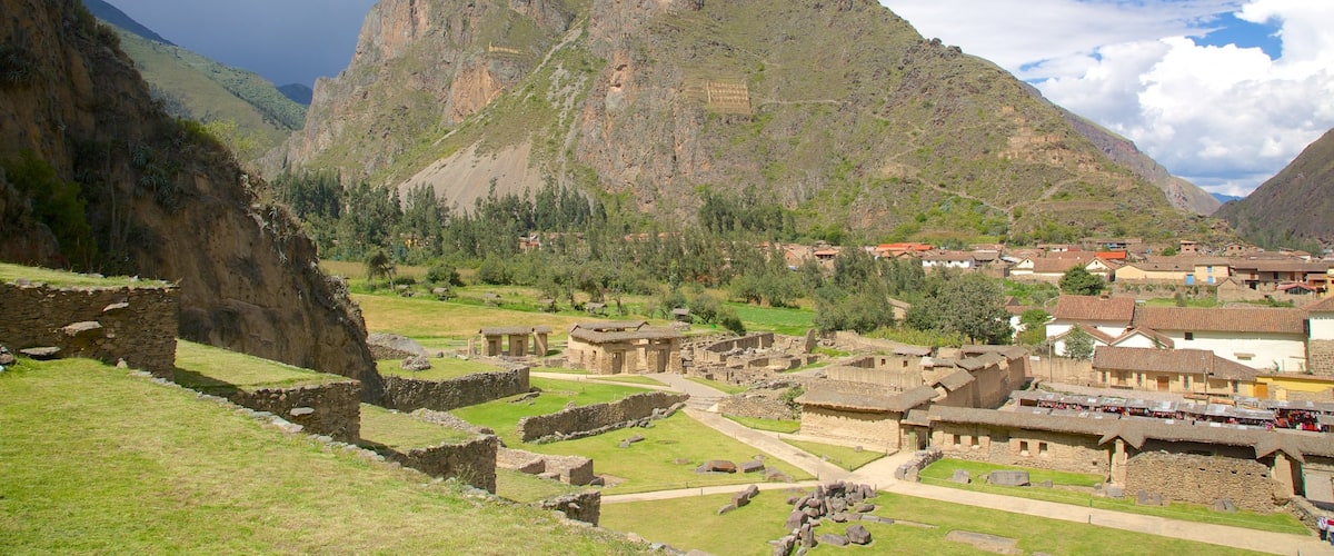 Cusco which includes a ruin, a small town or village and mountains