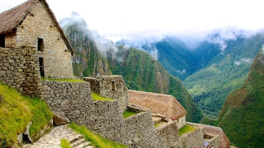 Cusco showing a house, building ruins and heritage architecture