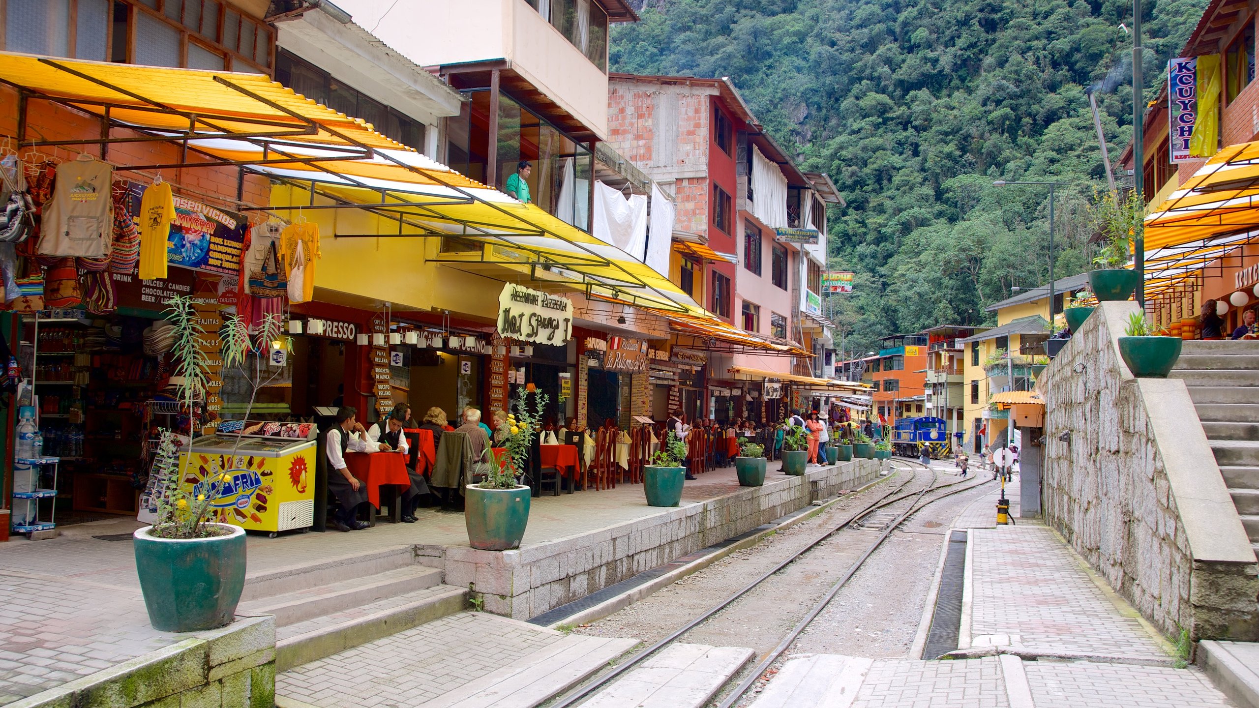 Cusco which includes cafe scenes and street scenes