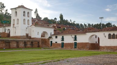 Cuzco que inclui uma cidade pequena ou vila e arquitetura de patrimônio