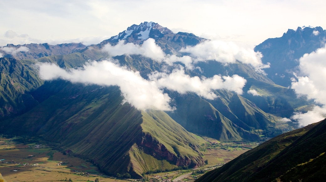 Cusco showing mountains