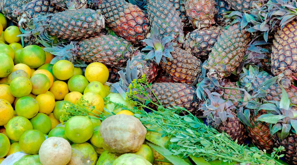 Cusco showing markets and food